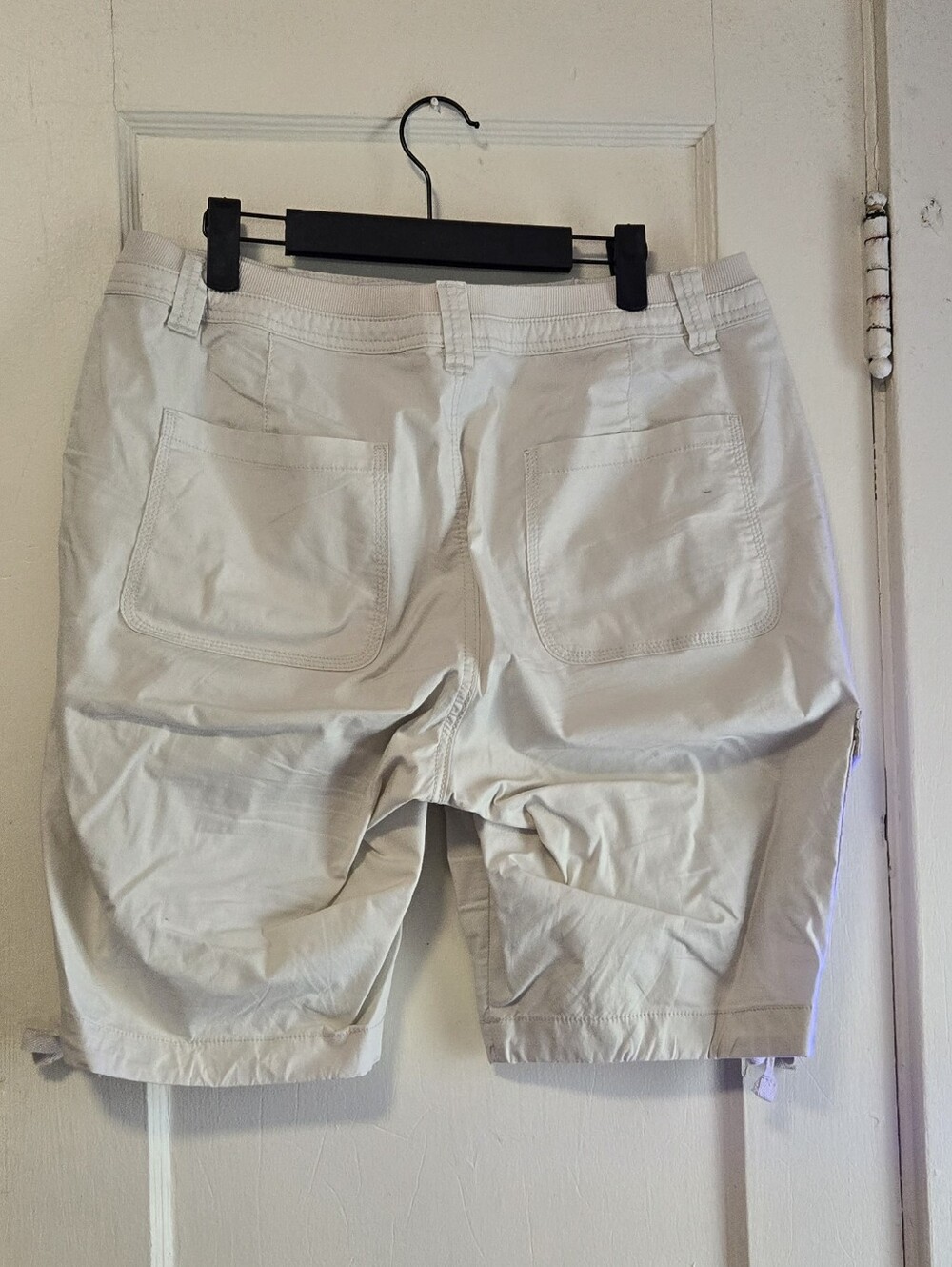 St. John's Bay Light Beige Women's Cargo Shorts - Picture 2 of 3